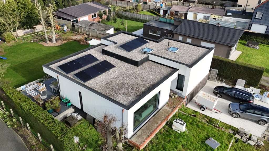 Volledig gerenoveerde gevel met een strakke Crépi-afwerking. De woning kreeg een moderne en frisse uitstraling dankzij hoogwaardig gevelpleister.